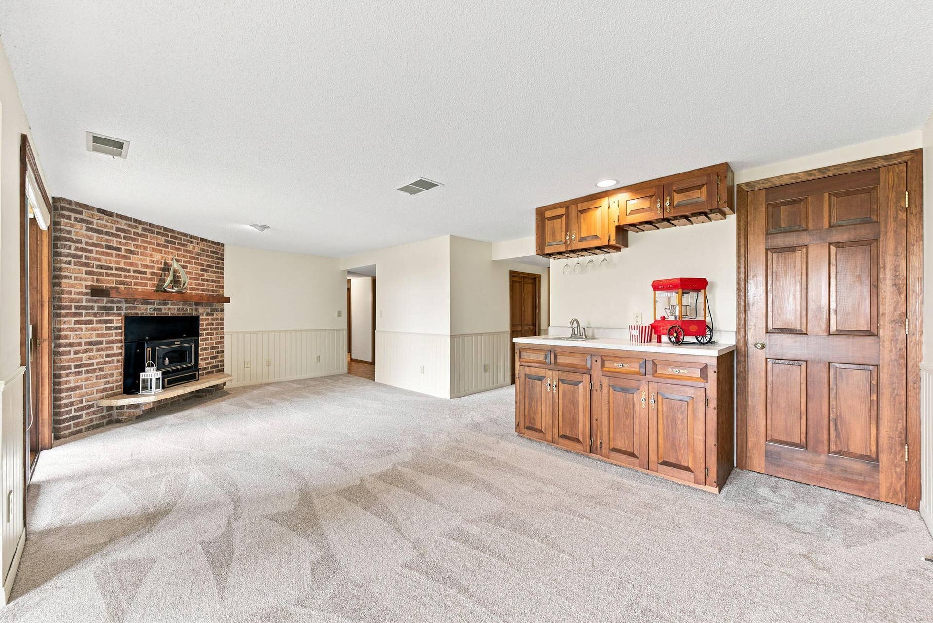 4254 Oakmede Lane, #87B, White Bear Lake, MN 55110 Wet Bar perfect for your Game Night or Movie parties Space for a Pool or Fooseball Table!!