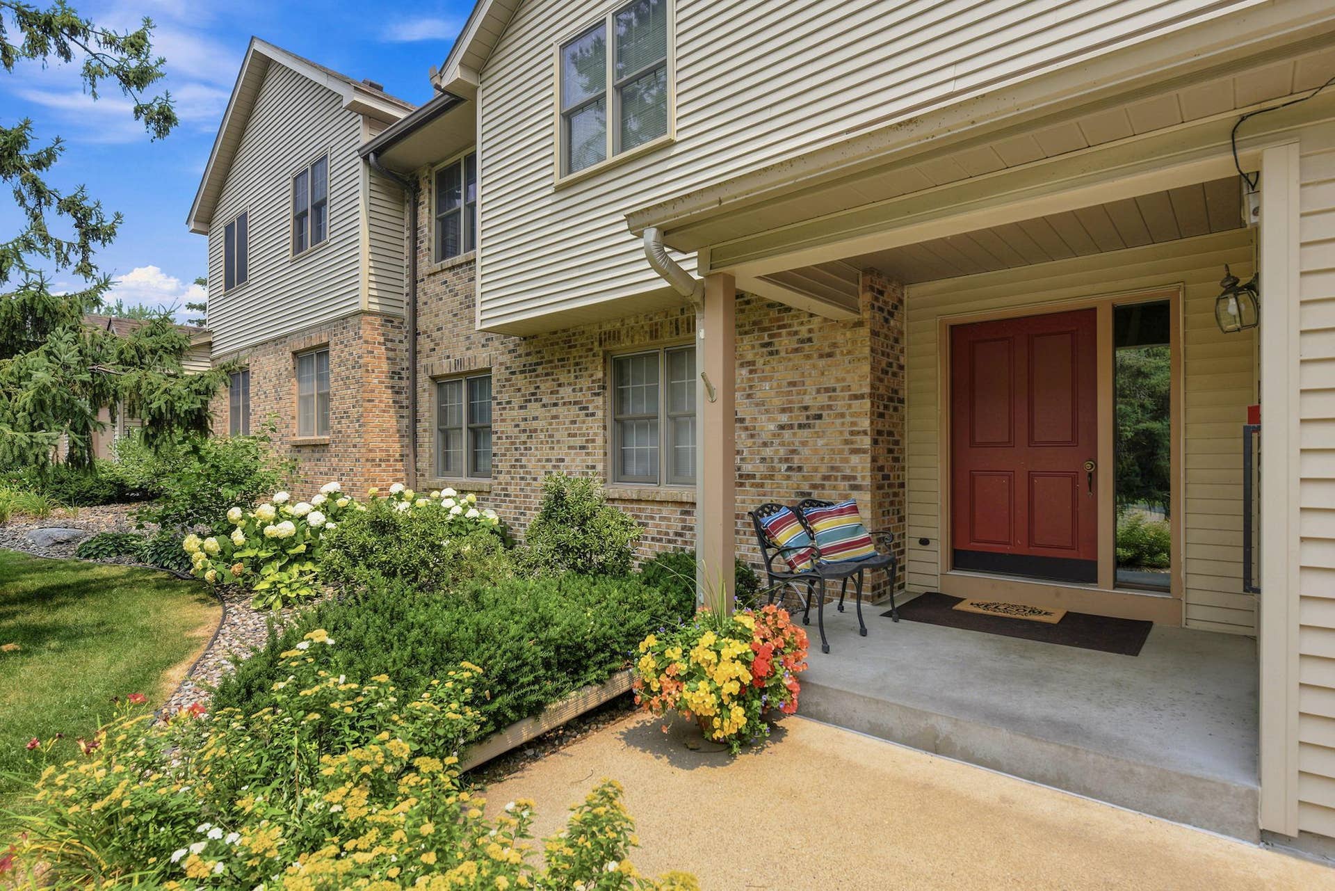 4254 Oakmede Lane, #87B, White Bear Lake, MN 55110 Welcome Home! Main Floor Unit with only 3 Friendly Neighbors!