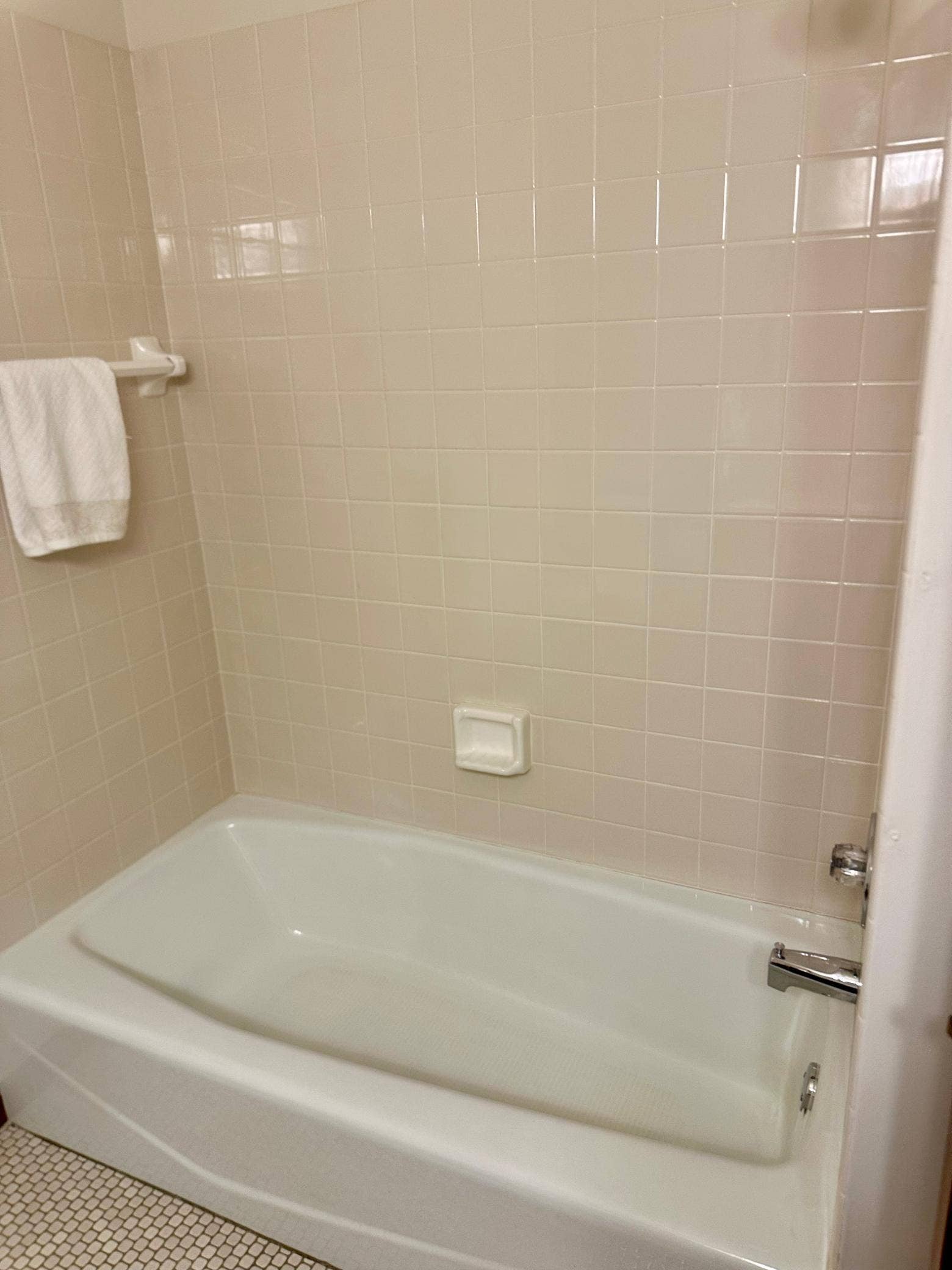 4254 Oakmede Lane, #87B, White Bear Lake, MN 55110 Main Floor Neutral Tiled Full Bath