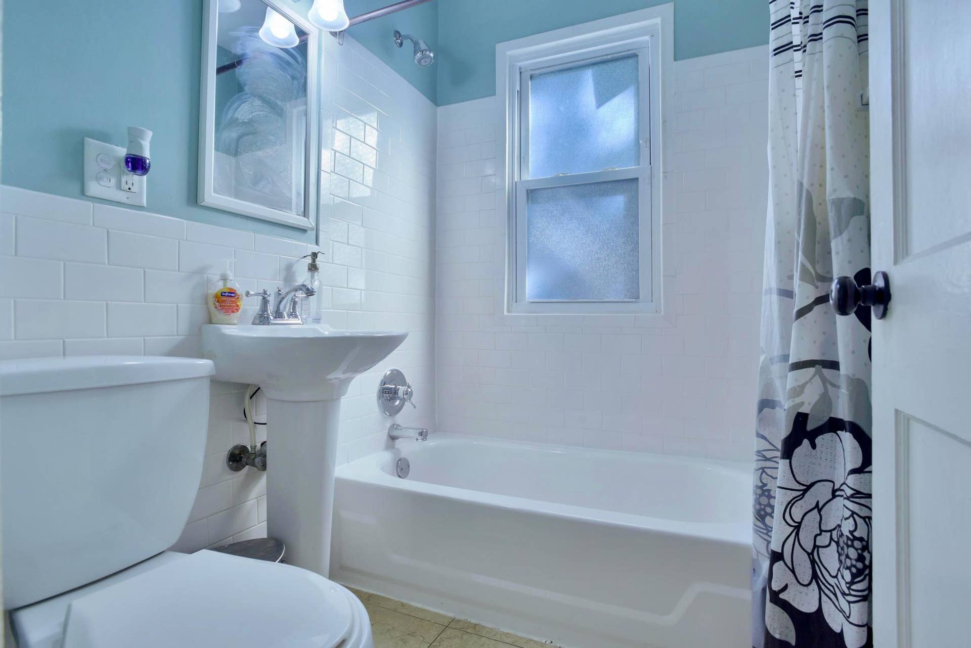 3905 Elliot Avenue, 3, Minneapolis, MN 55407 Main Floor Full Bath 1