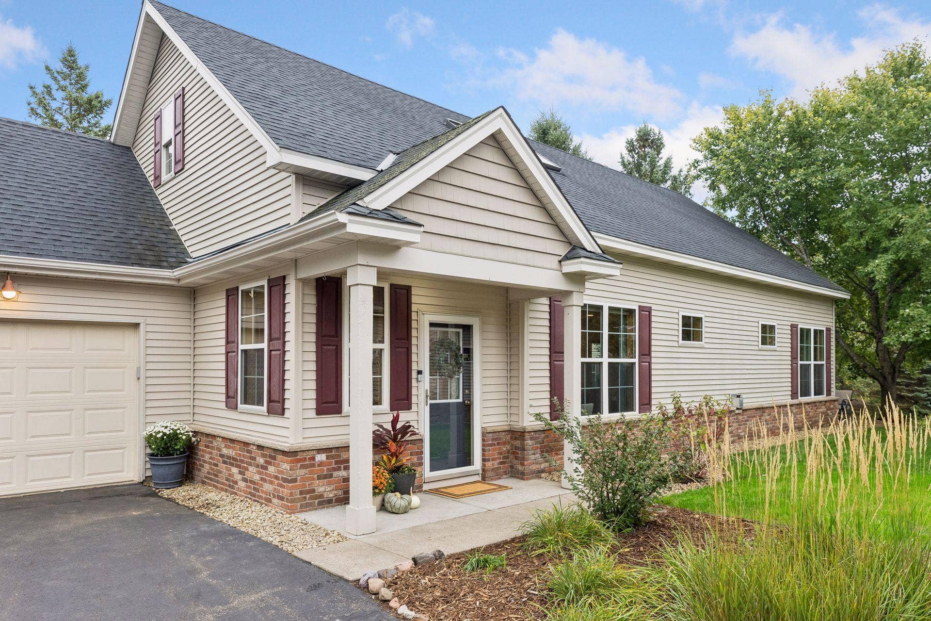 10571 Mississippi Circle N, Brooklyn Park, MN 55443 A spacious inviting front entry with a lovely garden welcomes family and friends.