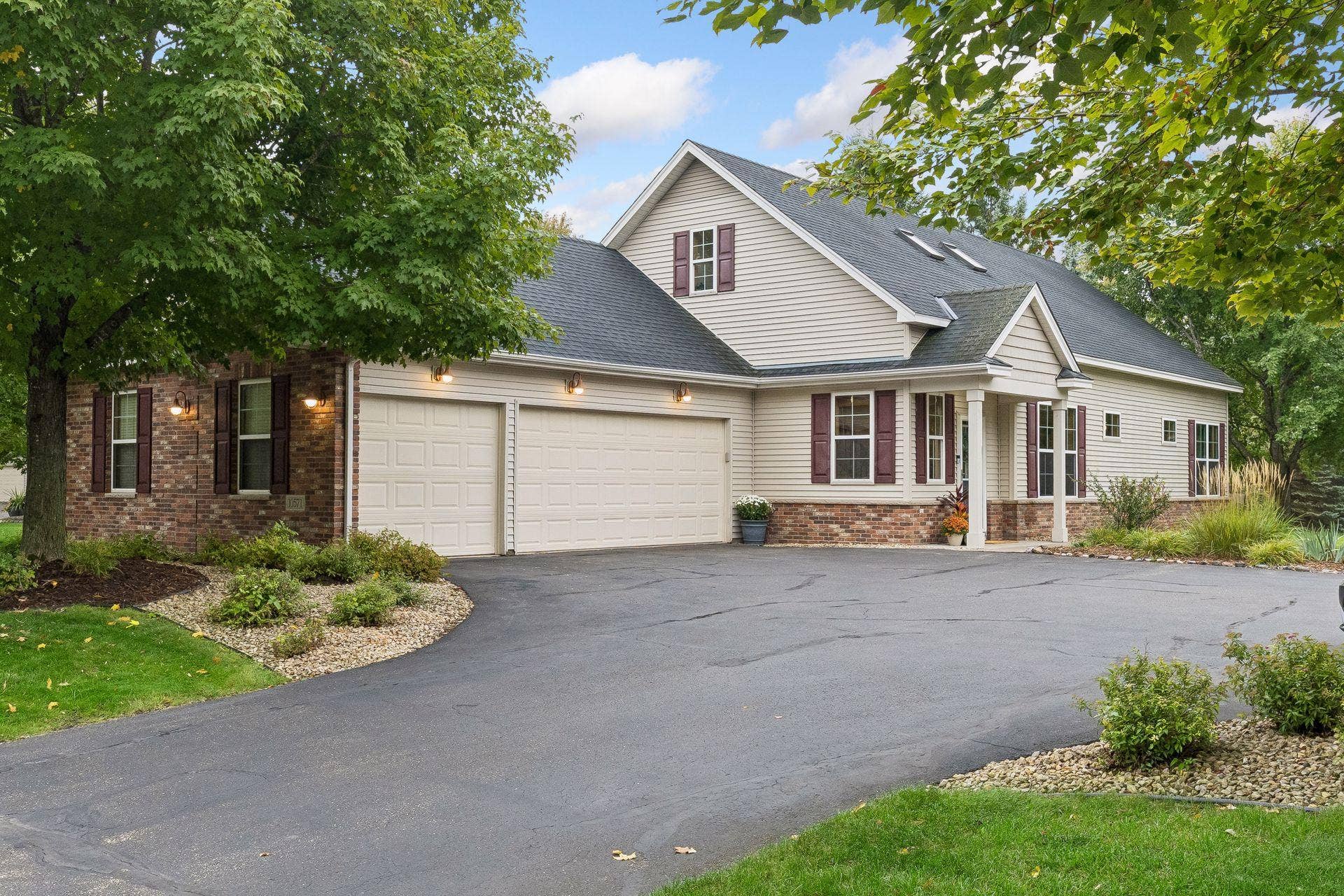 10571 Mississippi Circle N, Brooklyn Park, MN 55443 Welcome home to 10571 Mississippi Circle. Note the 3 car garage!