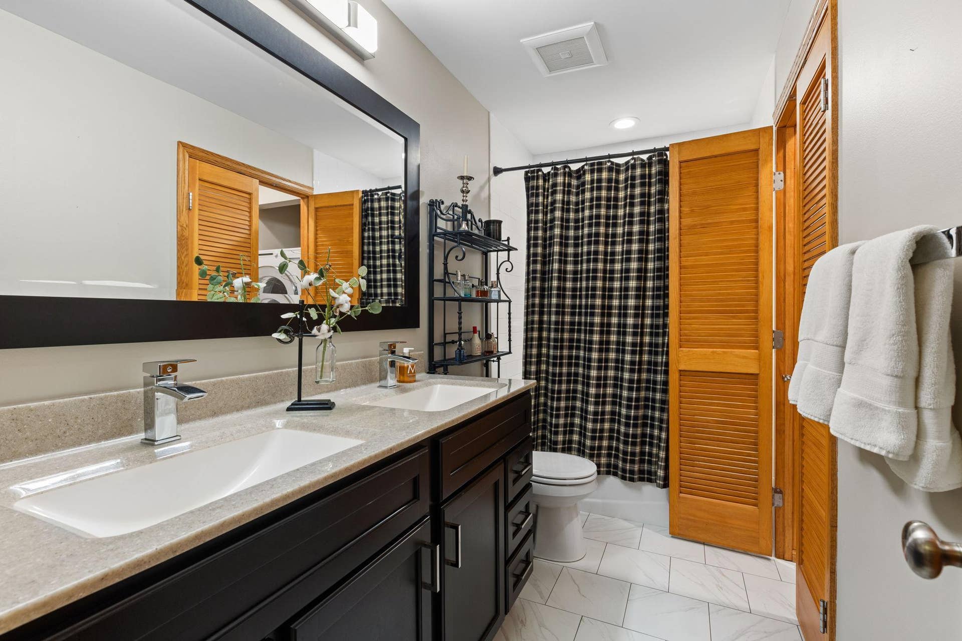 15393 Shadow Creek Road, Maple Grove, MN 55311 The additional upper-level bathroom has also been updated (2017) and includes tile flooring, a tub/shower combination, a conveniently located laundry area and hall storage.