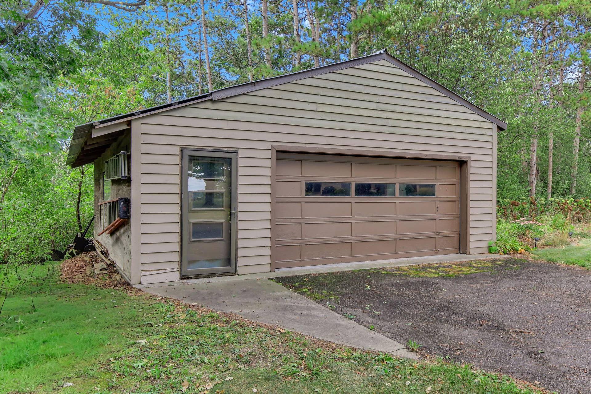 2.5 Car detached garage.  Great for storage of water toys.