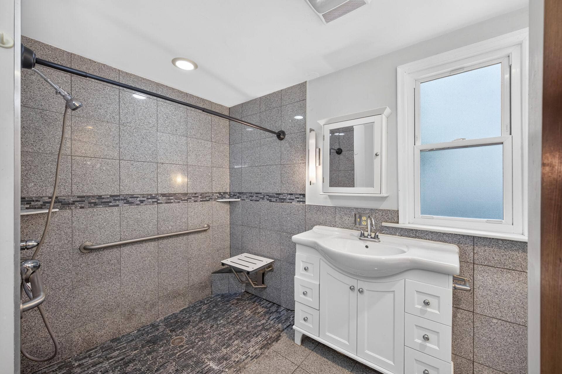 1729 Minnehaha Avenue W, 93, Saint Paul, MN 55104 16_1729_Minnehaha13_mls.jpg