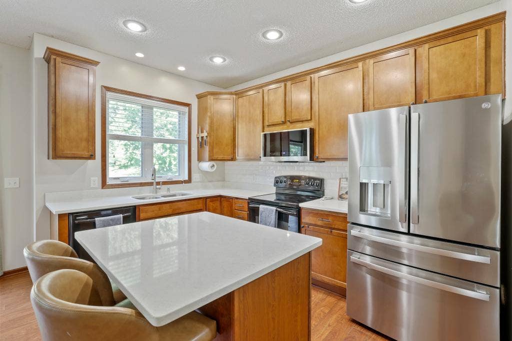2321 Woodcrest Drive, Woodbury, MN 55129 2321 Woodcrest Drive, Woodbury, MN 55129