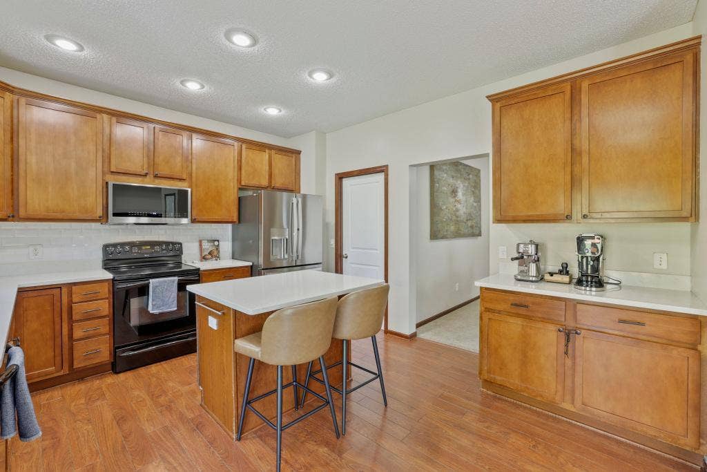 2321 Woodcrest Drive, Woodbury, MN 55129 2321 Woodcrest Drive, Woodbury, MN 55129