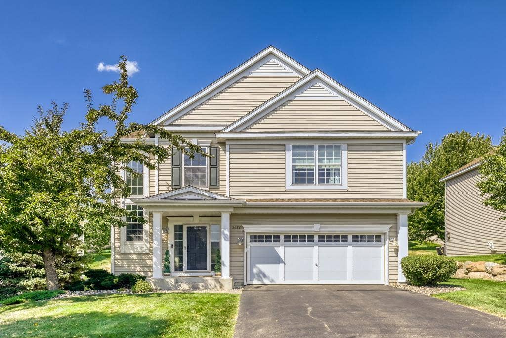 2321 Woodcrest Drive, Woodbury, MN 55129 Welcome to 2321 Woodcrest Drive!