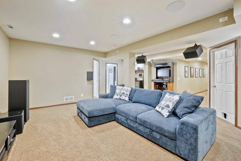 2321 Woodcrest Drive, Woodbury, MN 55129 2321 Woodcrest Drive, Woodbury, MN 55129