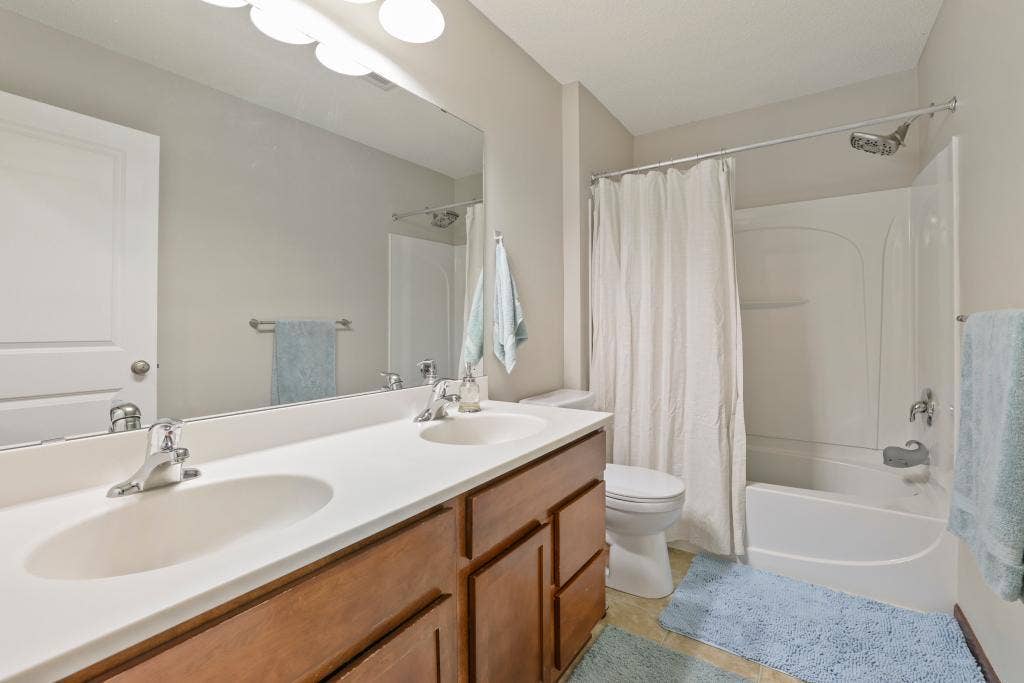 2321 Woodcrest Drive, Woodbury, MN 55129 2321 Woodcrest Drive, Woodbury, MN 55129