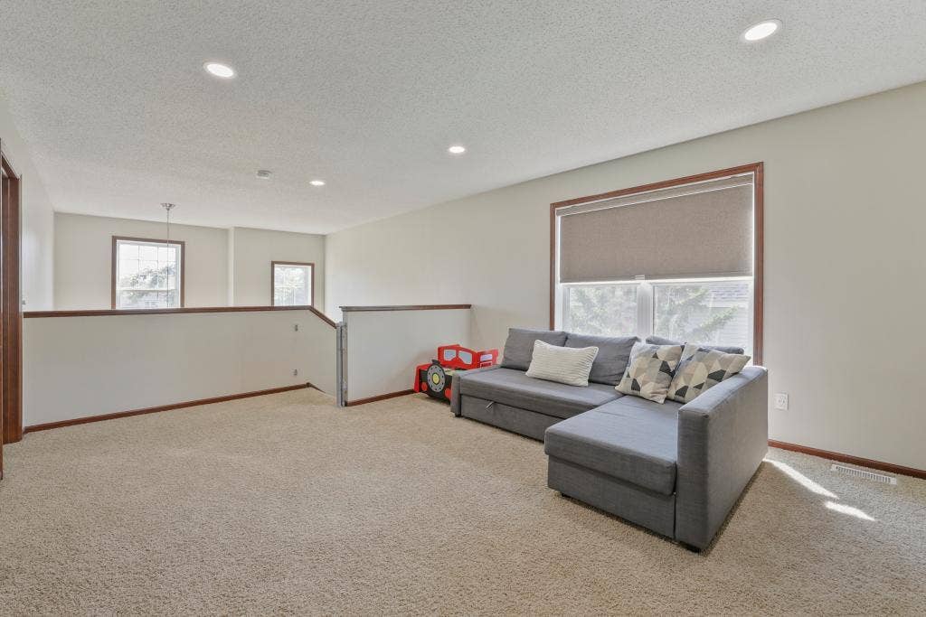 2321 Woodcrest Drive, Woodbury, MN 55129 2321 Woodcrest Drive, Woodbury, MN 55129