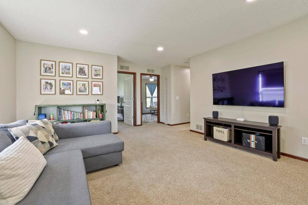 2321 Woodcrest Drive, Woodbury, MN 55129 2321 Woodcrest Drive, Woodbury, MN 55129