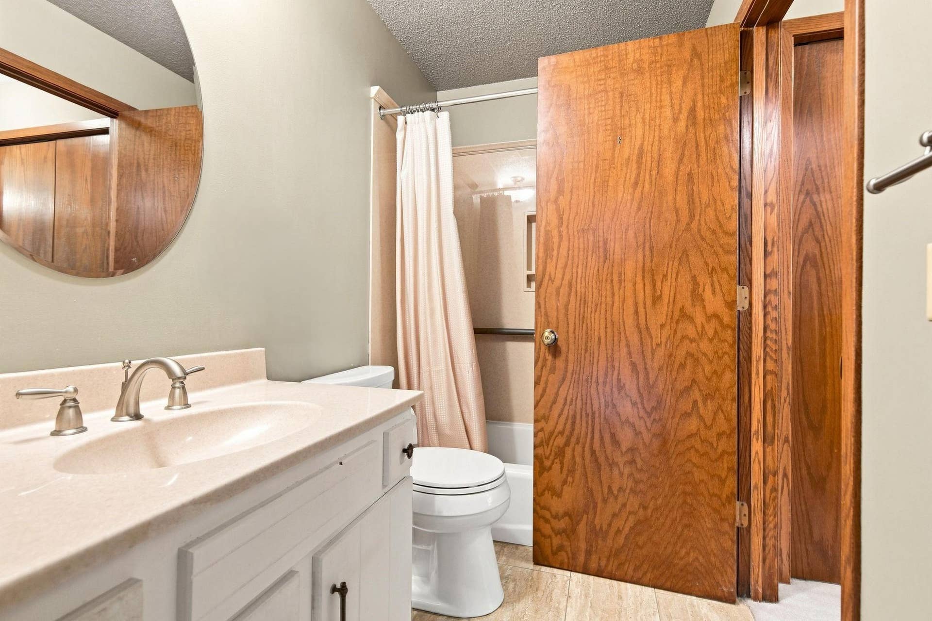 7232 Woodstock Drive, Bloomington, MN 55438 21-web-or-mls-DSC04080.jpg