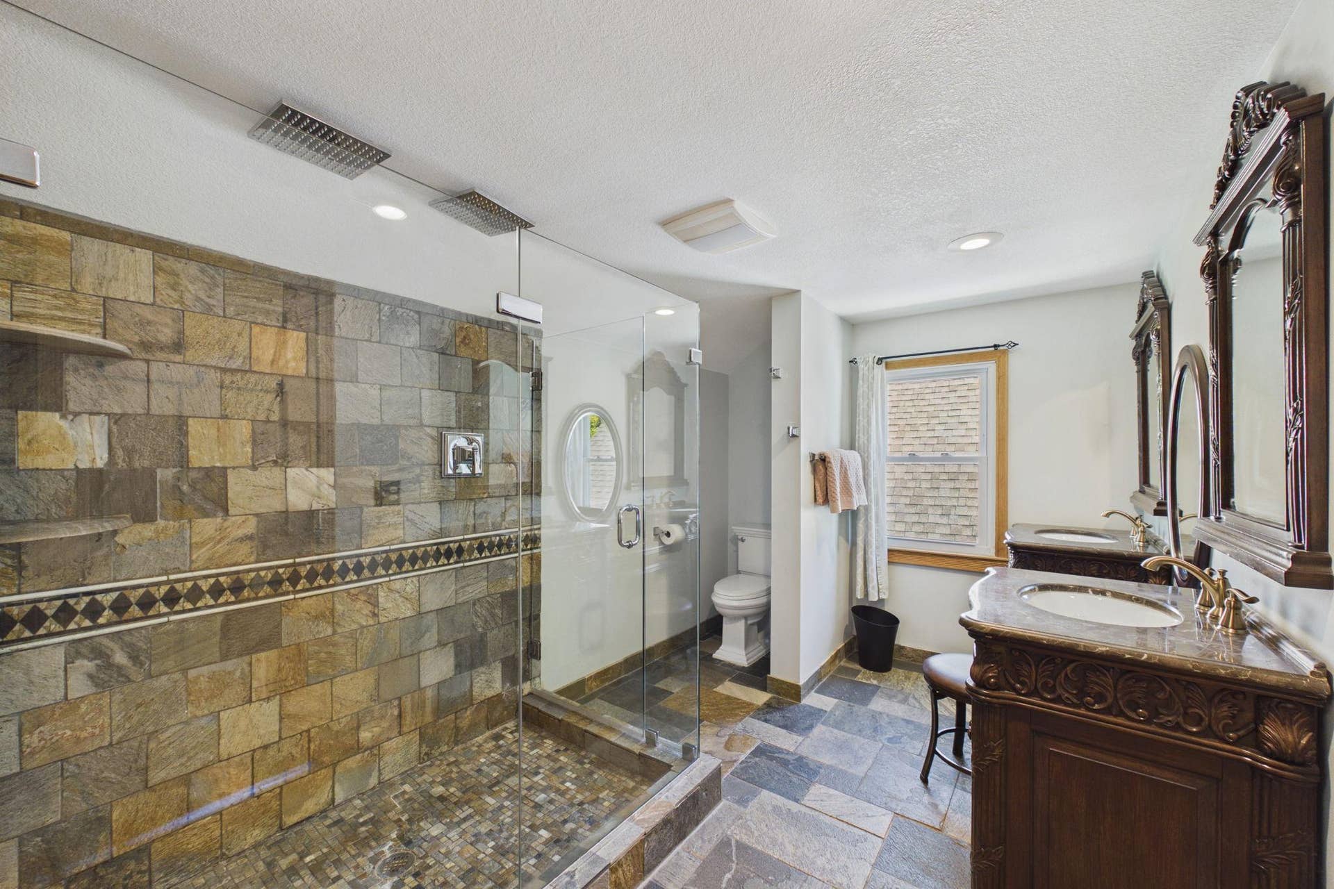186 Hurley Street E, West Saint Paul, MN 55118 EnSuite upper-level walk in shower.