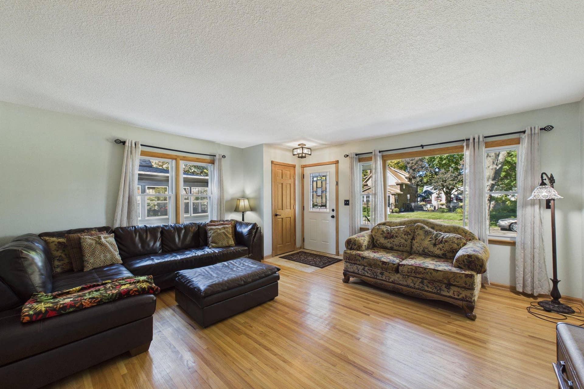 186 Hurley Street E, West Saint Paul, MN 55118 Great living space. Original hardwood flooring and a coat closet.