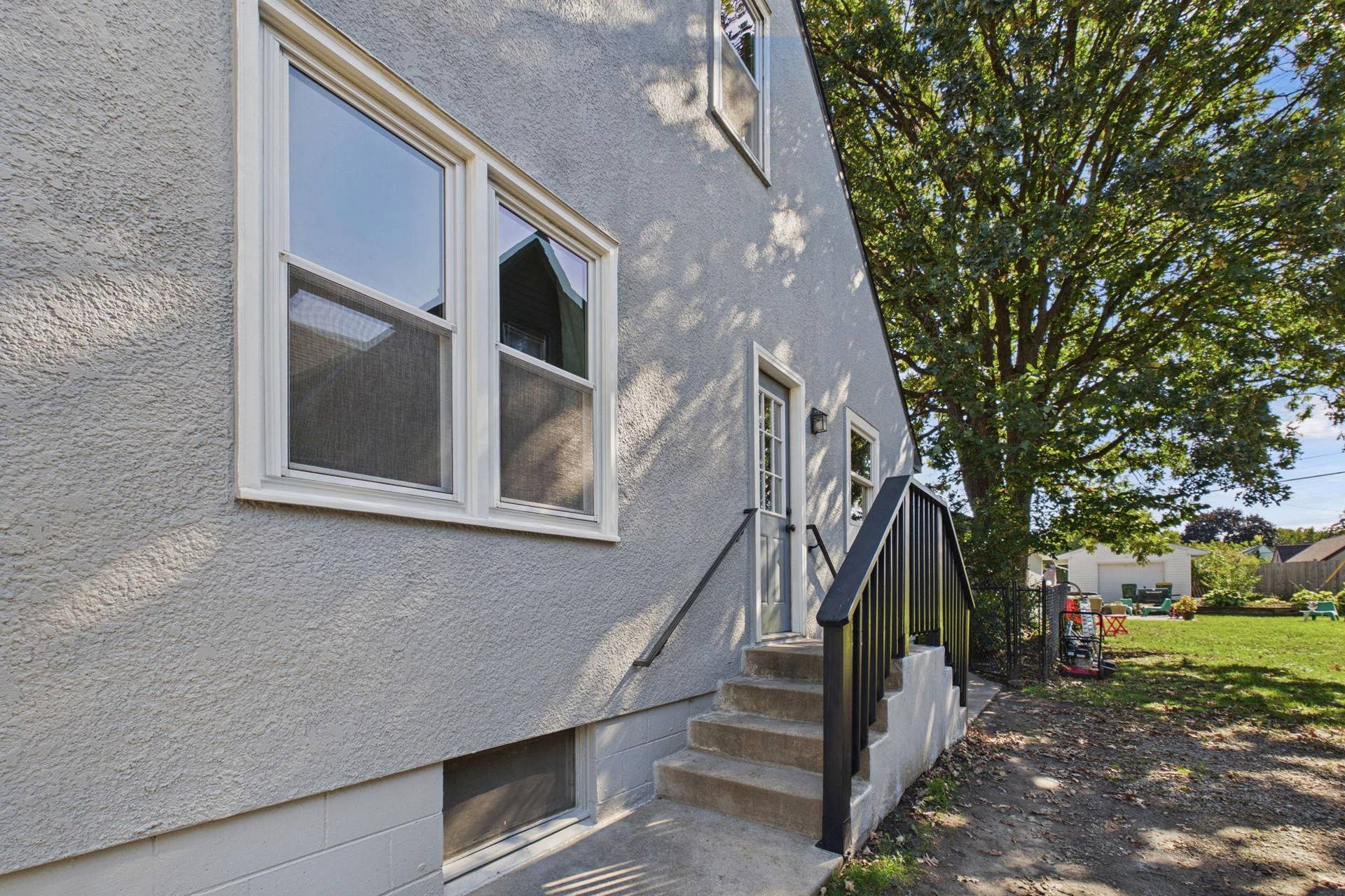 186 Hurley Street E, West Saint Paul, MN 55118 Side door entrance directly to the kitchen
