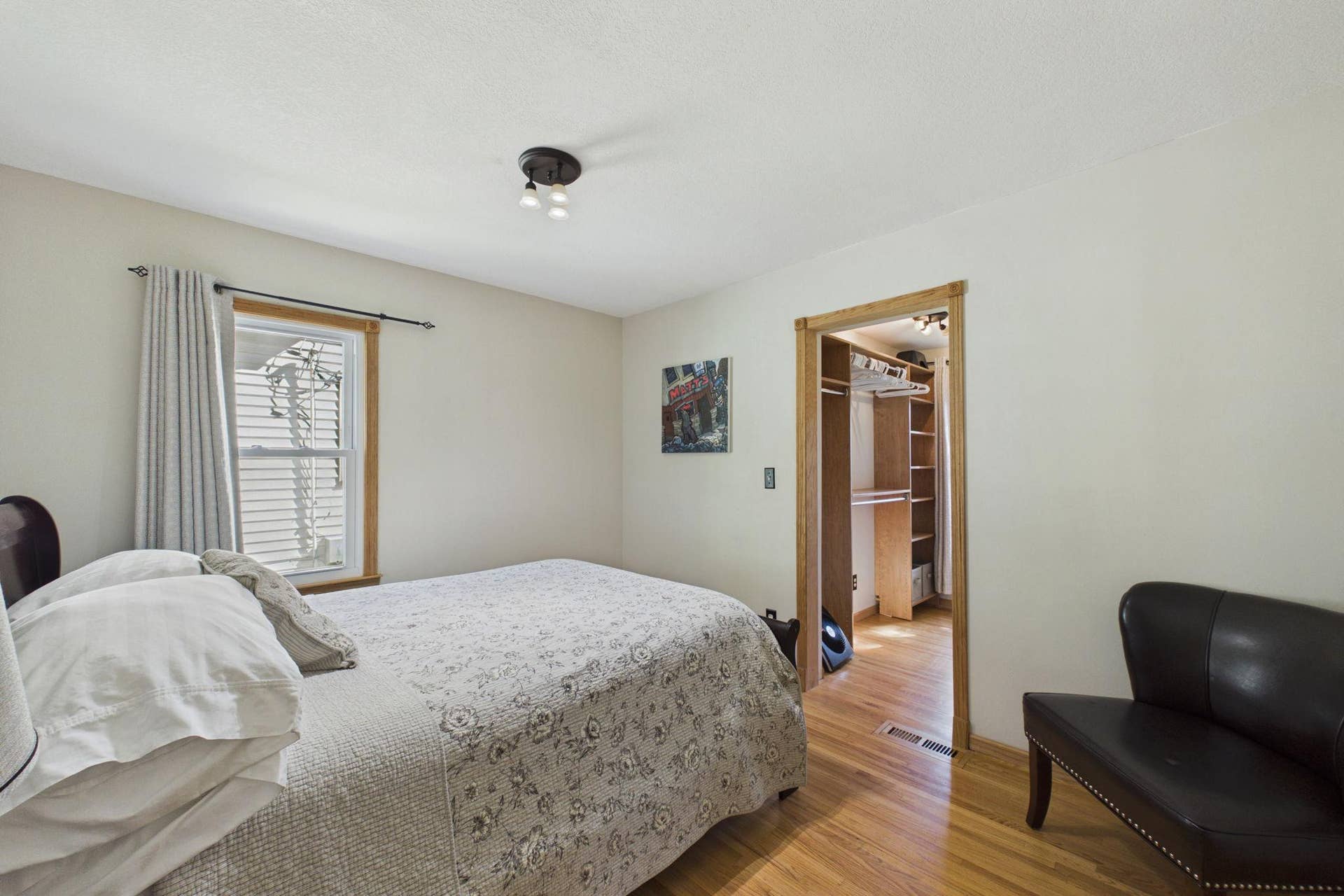 186 Hurley Street E, West Saint Paul, MN 55118 Main level bedroom #2 leading to a walk-in closet