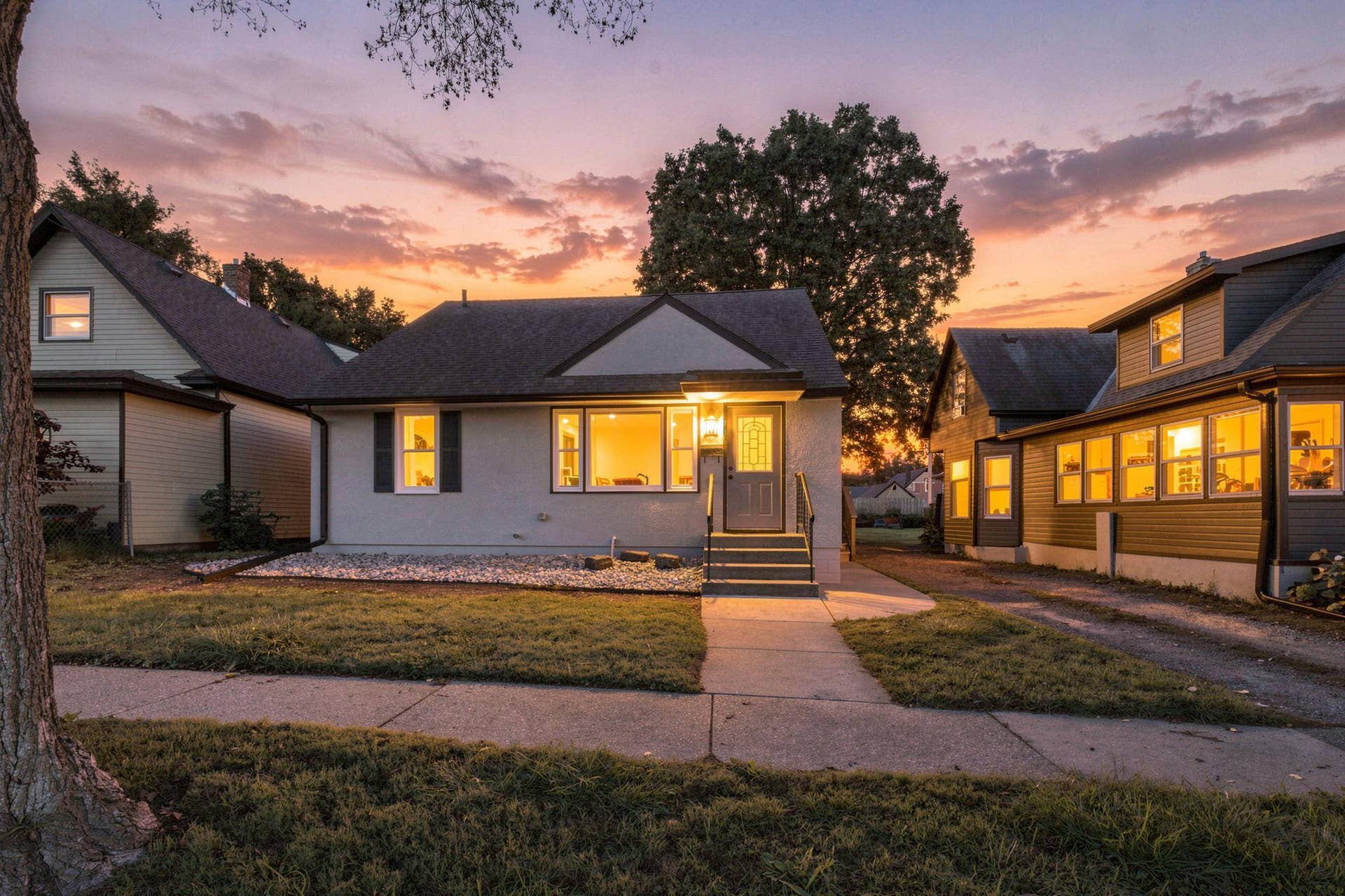 186 Hurley Street E, West Saint Paul, MN 55118 Welcome Home!