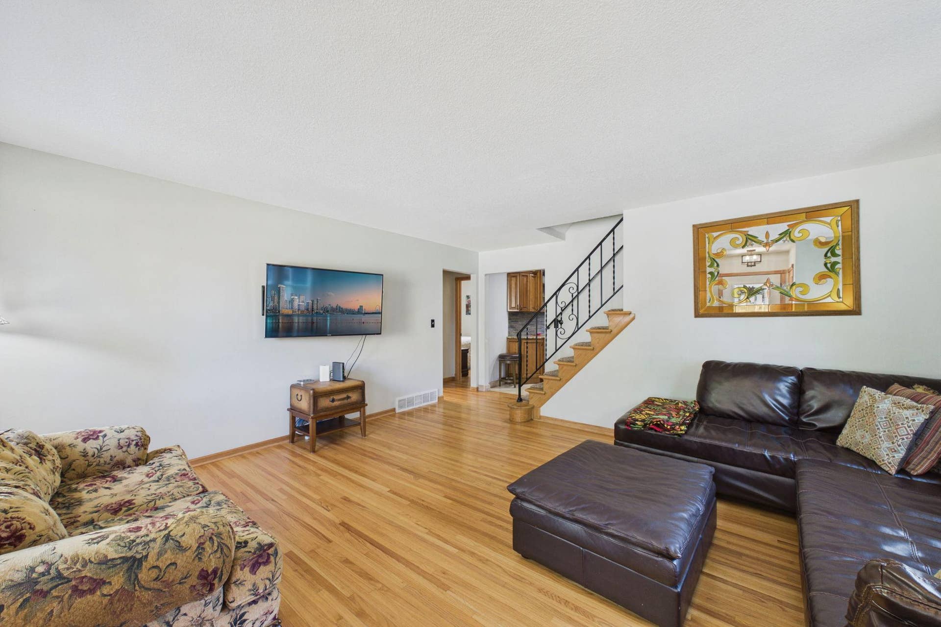 186 Hurley Street E, West Saint Paul, MN 55118 Another angle of the main level living room