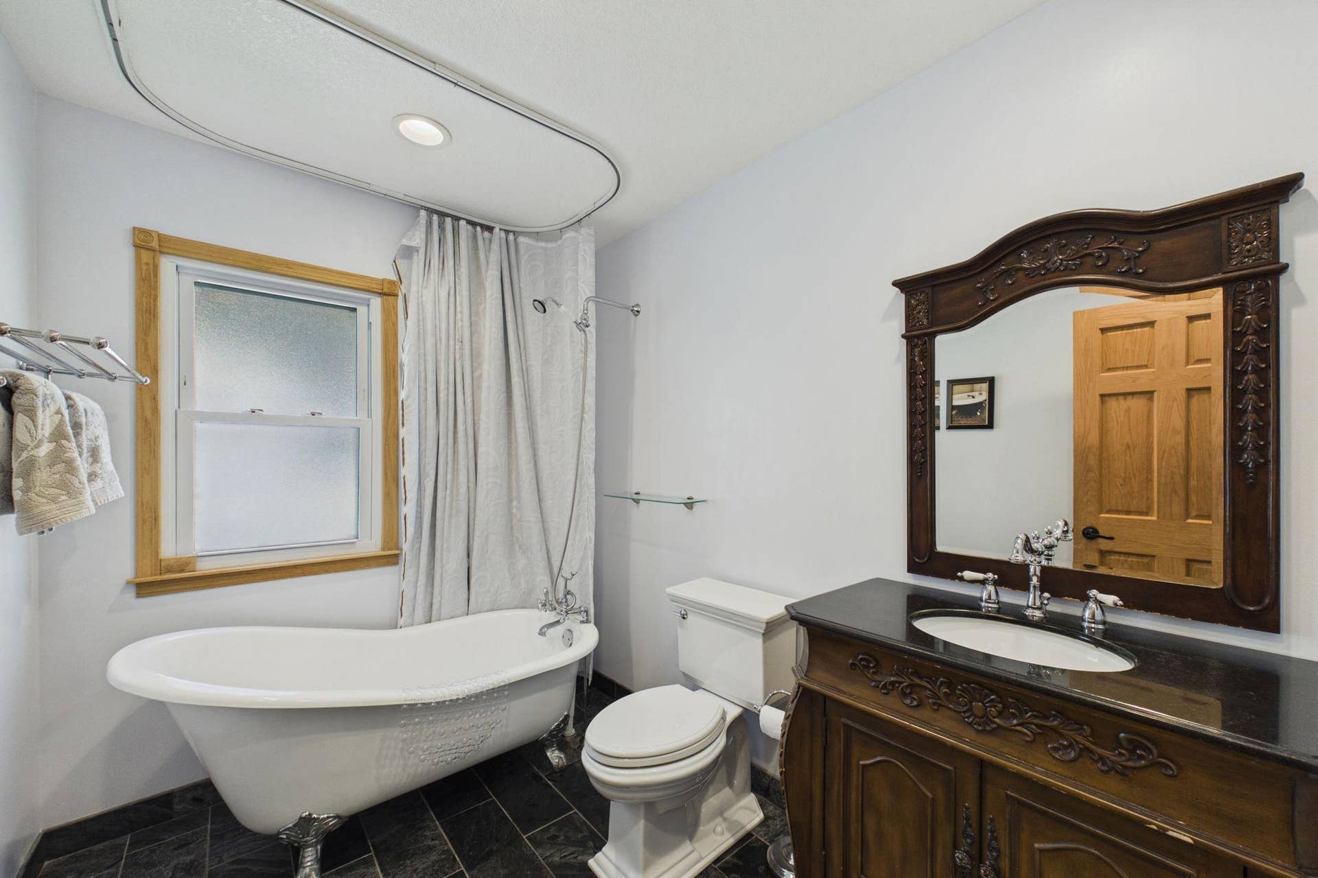 186 Hurley Street E, West Saint Paul, MN 55118 Main level full bathroom.