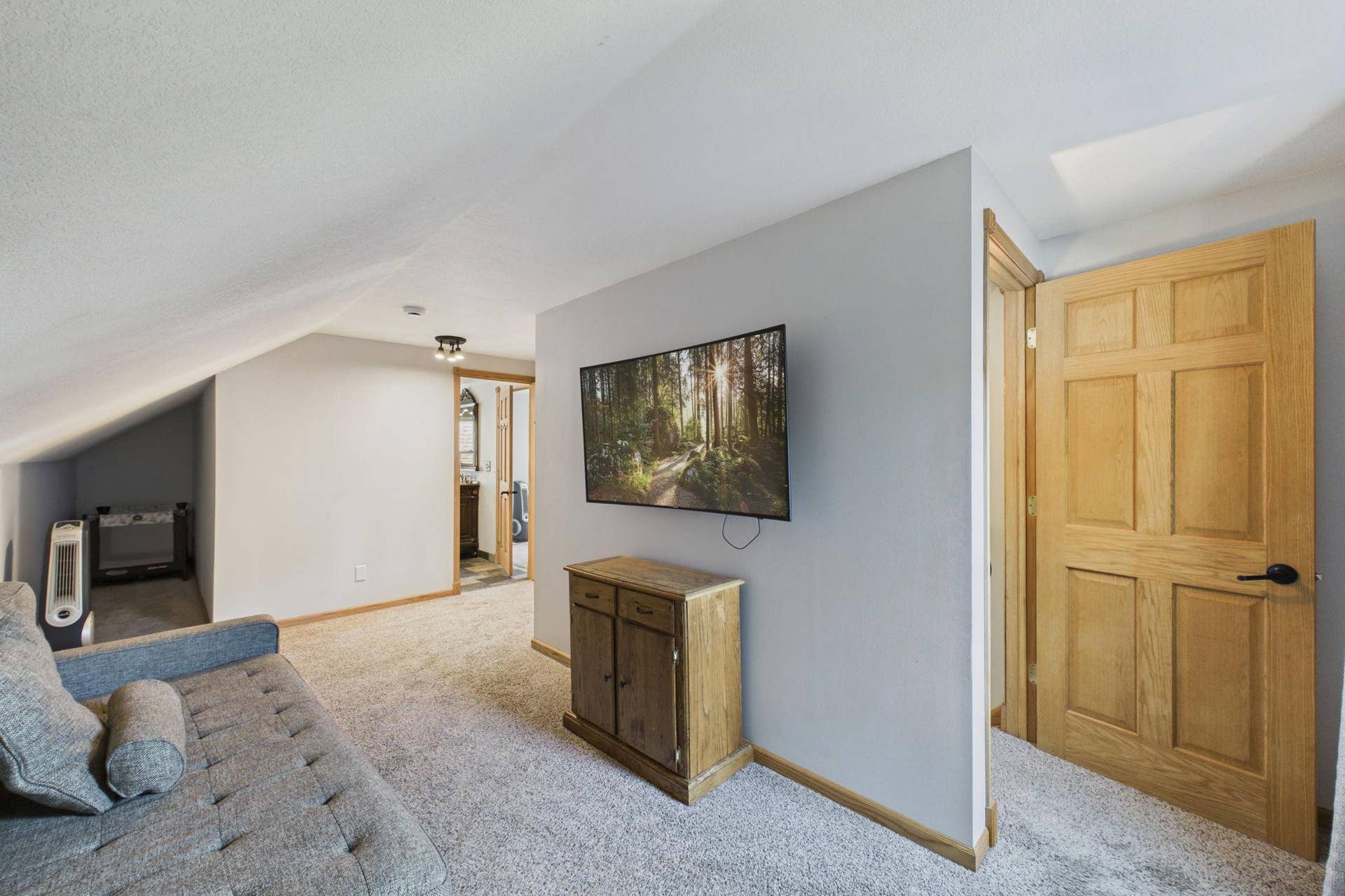 186 Hurley Street E, West Saint Paul, MN 55118 Upper level ensuite sitting space with TV