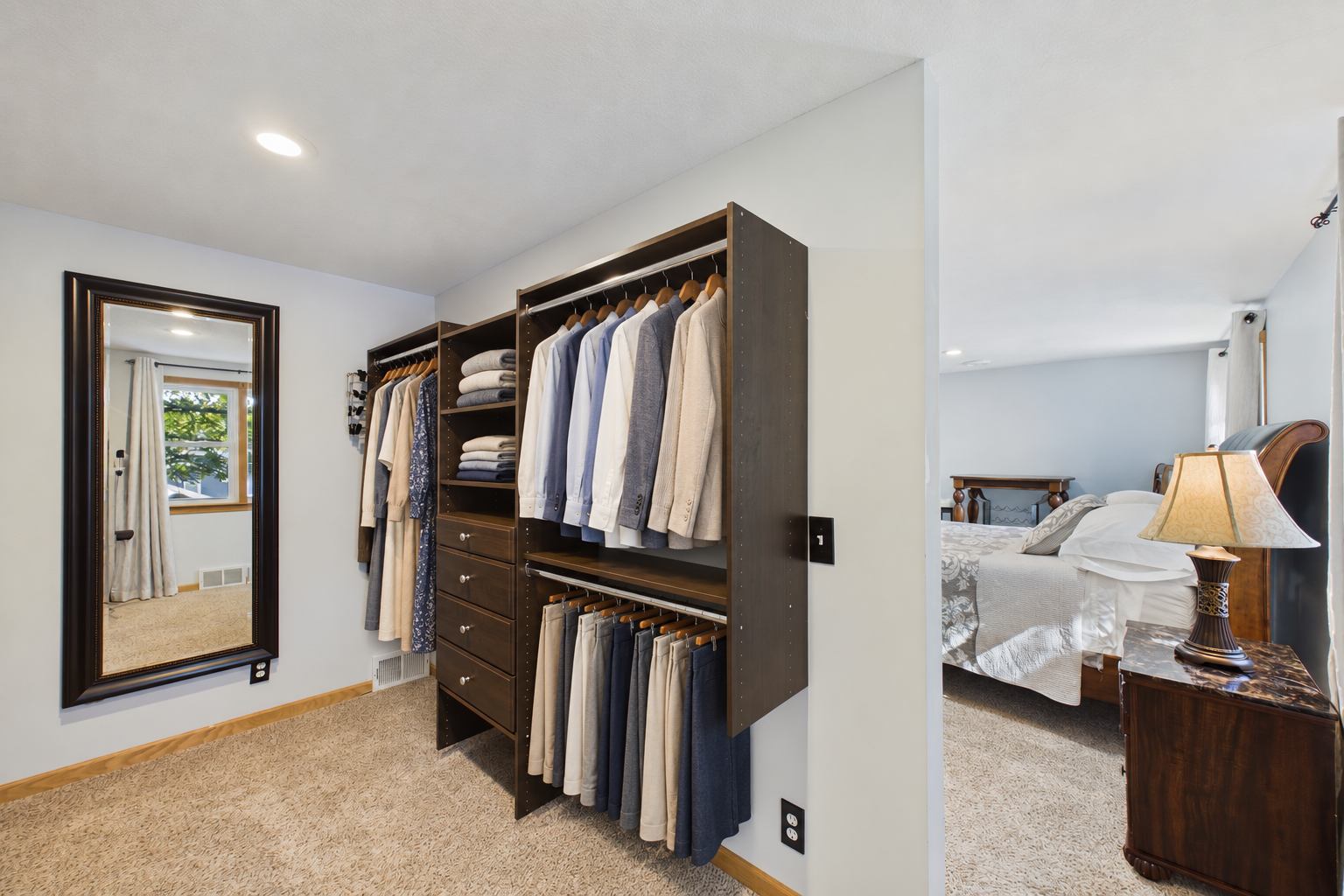 186 Hurley Street E, West Saint Paul, MN 55118 Neatly walk-in closet upper level (virtually staged)