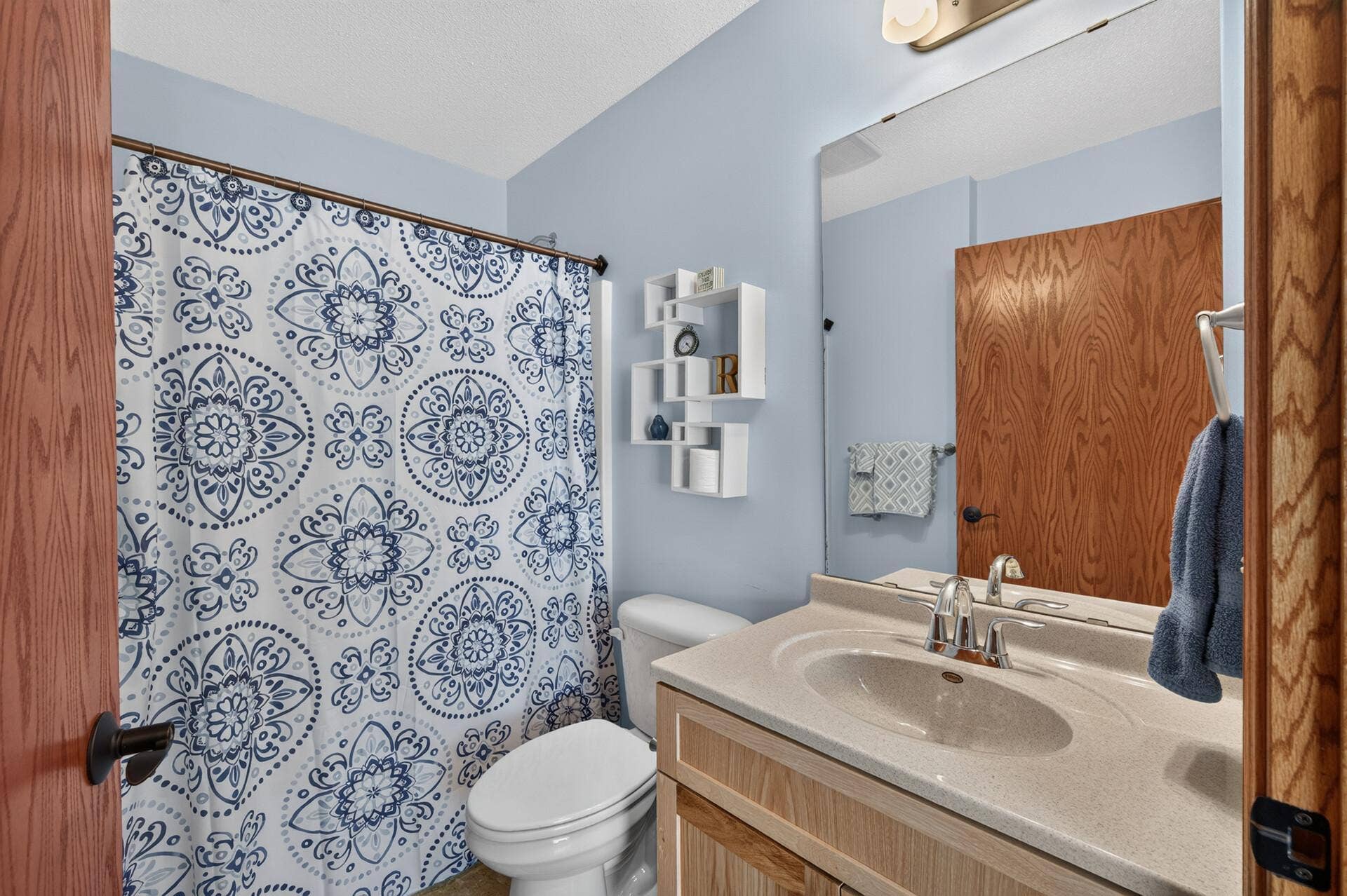 619 7th Street, Newport, MN 55055 Full hallway bath with linen closet.