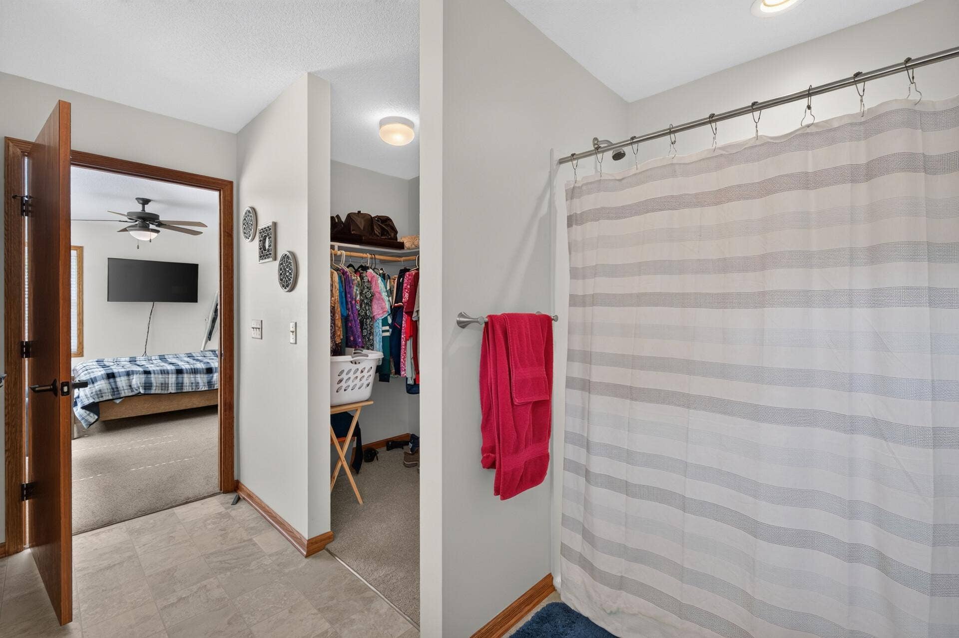 619 7th Street, Newport, MN 55055 Step-in shower has minimal threshold & adjacent walk-in closet.