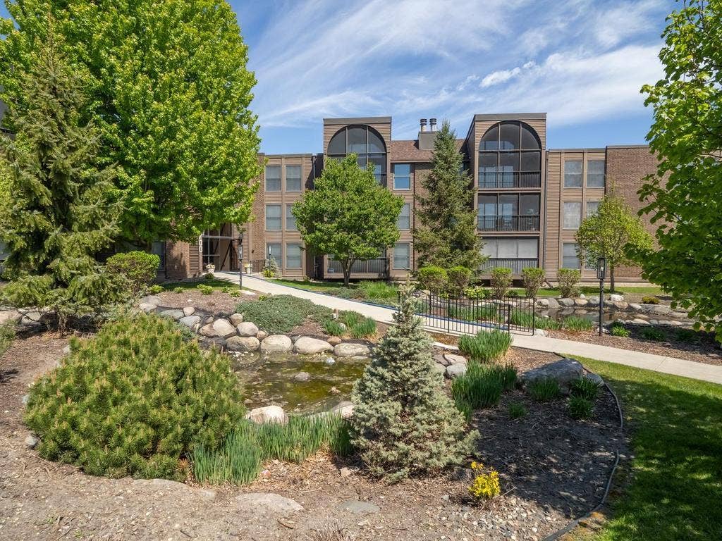 9700 Portland Avenue S, #331, Bloomington, MN 55420 028-041-Front-1024x768.jpg