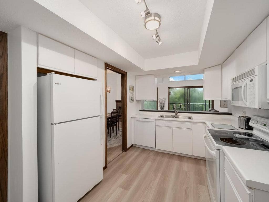 9700 Portland Avenue S, #331, Bloomington, MN 55420 014-074-Kitchen-1024x768.jpg