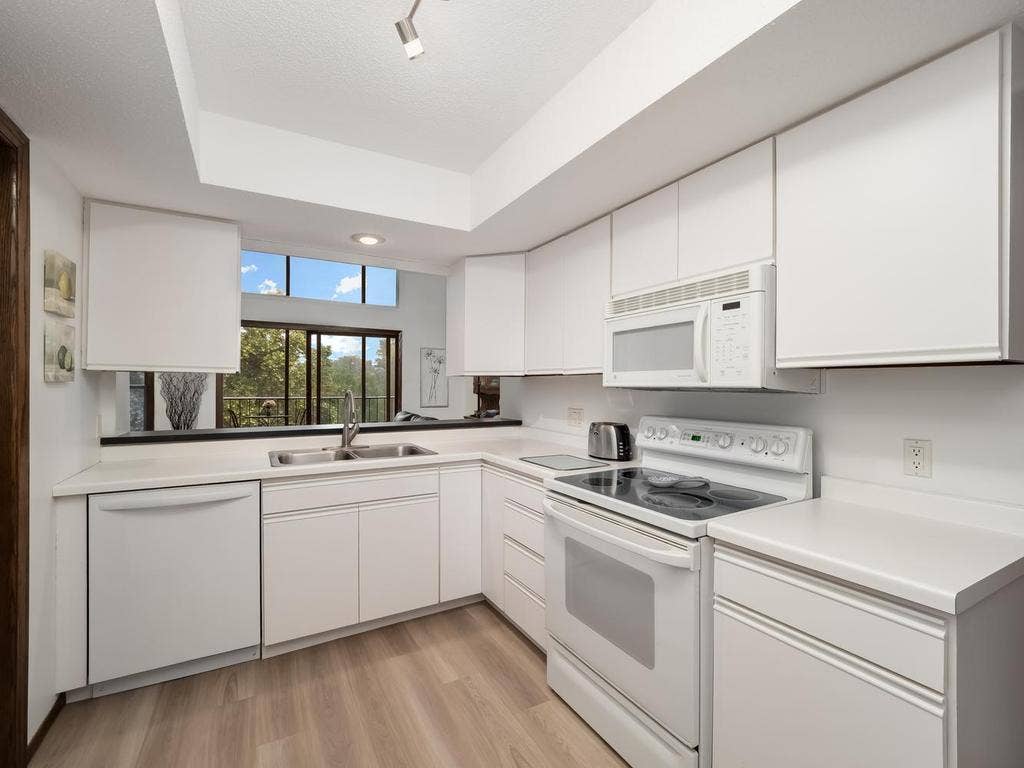 9700 Portland Avenue S, #331, Bloomington, MN 55420 013-067-Kitchen-1024x768.jpg