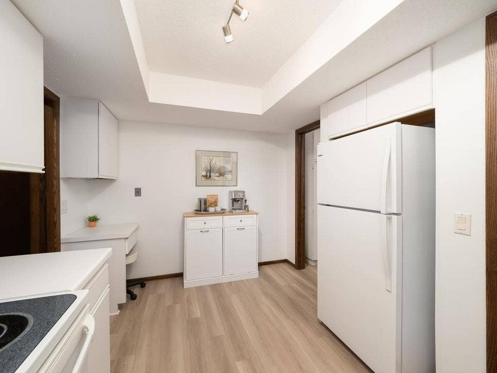 9700 Portland Avenue S, #331, Bloomington, MN 55420 015-069-Kitchen-1024x768.jpg