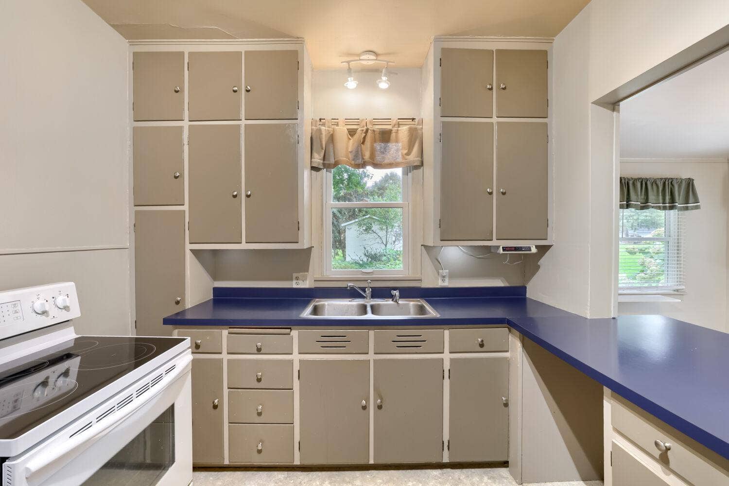 6051 Upper 46th Street N, Oakdale, MN 55128 6051 upper 46th Street N - Web Quality - 017 - 17 Kitchen.jpg