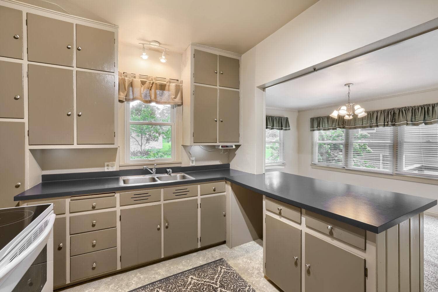 6051 Upper 46th Street N, Oakdale, MN 55128 6051 upper 46th Street N - Web Quality - 015 - 15 Kitchen.jpg