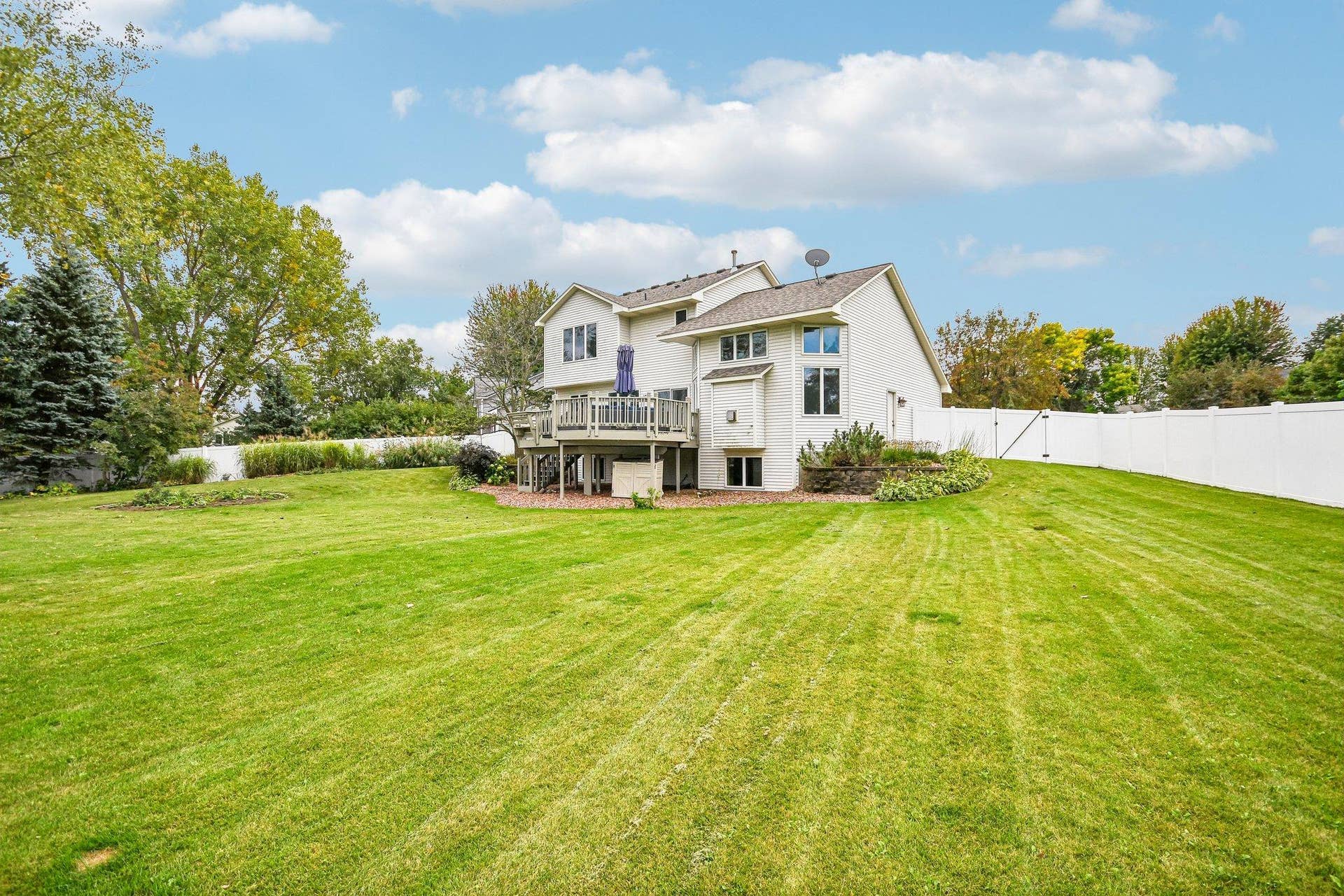 1075 Fallbrook Lane, Woodbury, MN 55125 49-web-or-mls-Fallbrook Ln-S2909-049.jpg