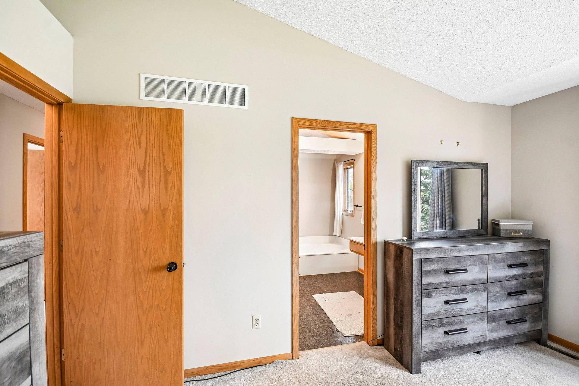 1075 Fallbrook Lane, Woodbury, MN 55125 32-web-or-mls-Fallbrook Ln-S2909-032.jpg