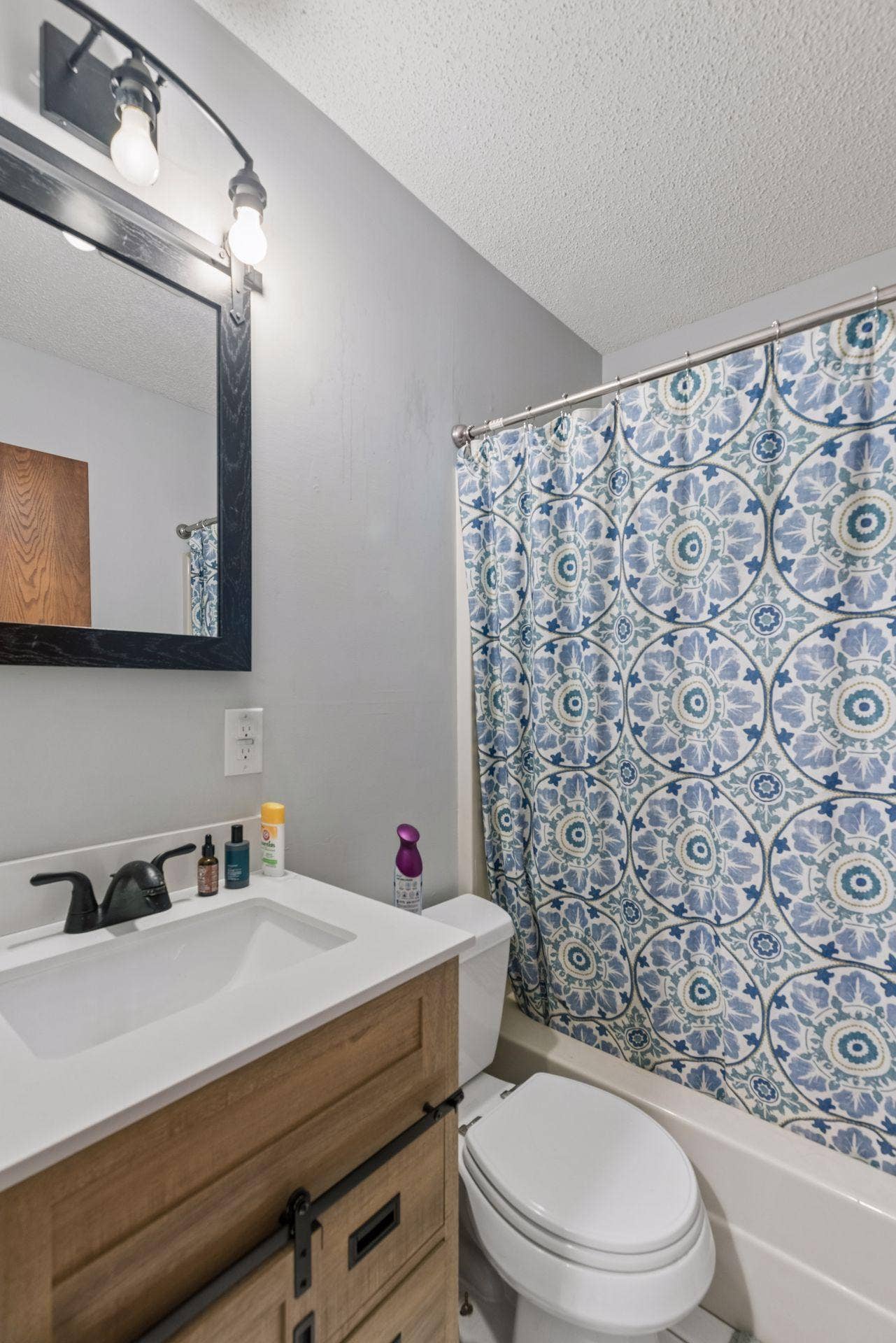 10420 Penfield Avenue N, Stillwater, MN 55082 Lower level full bathroom