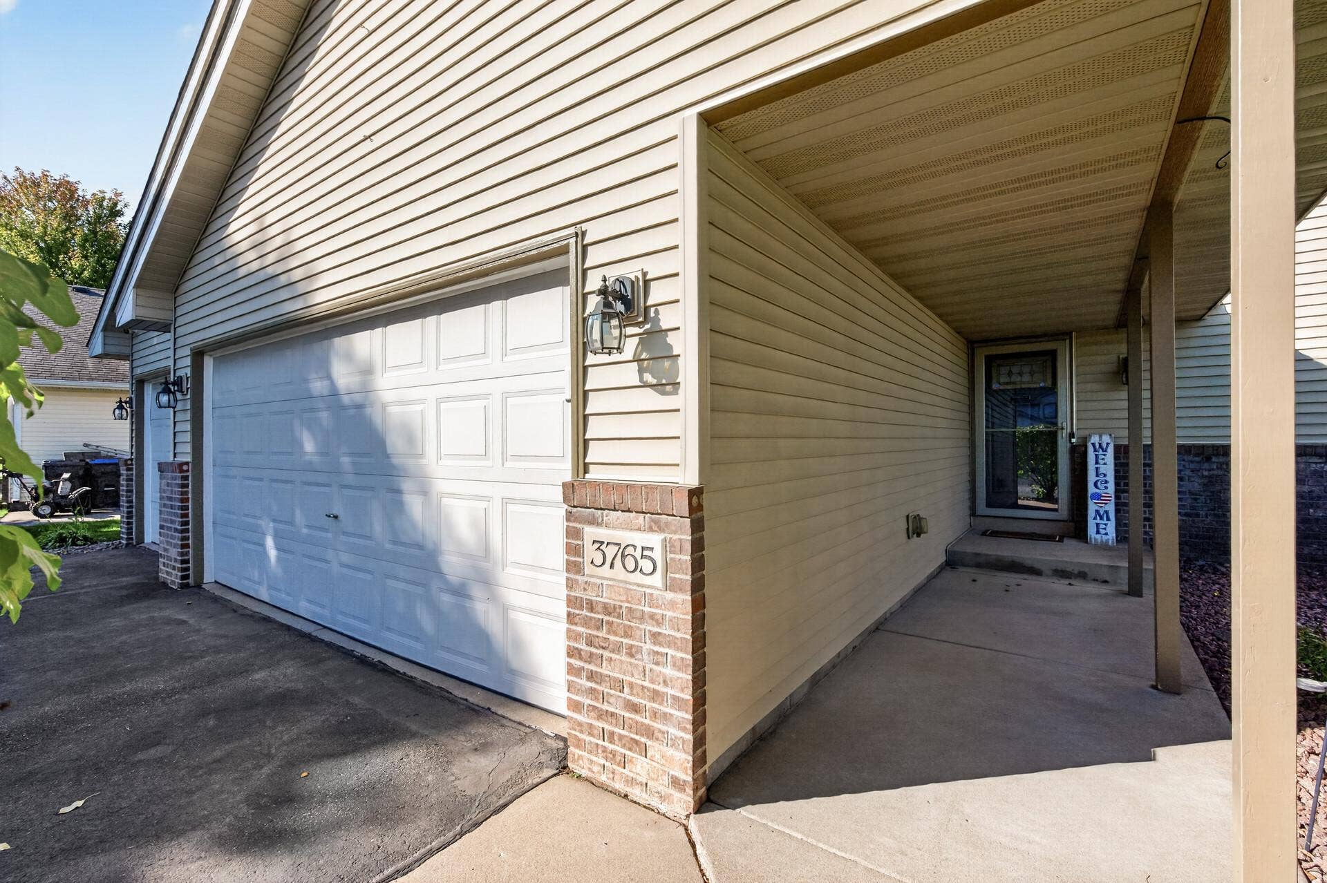 3765 Woodside Drive, Monticello, MN 55362 Covered front entry offers a warm and welcoming entrance for guests.