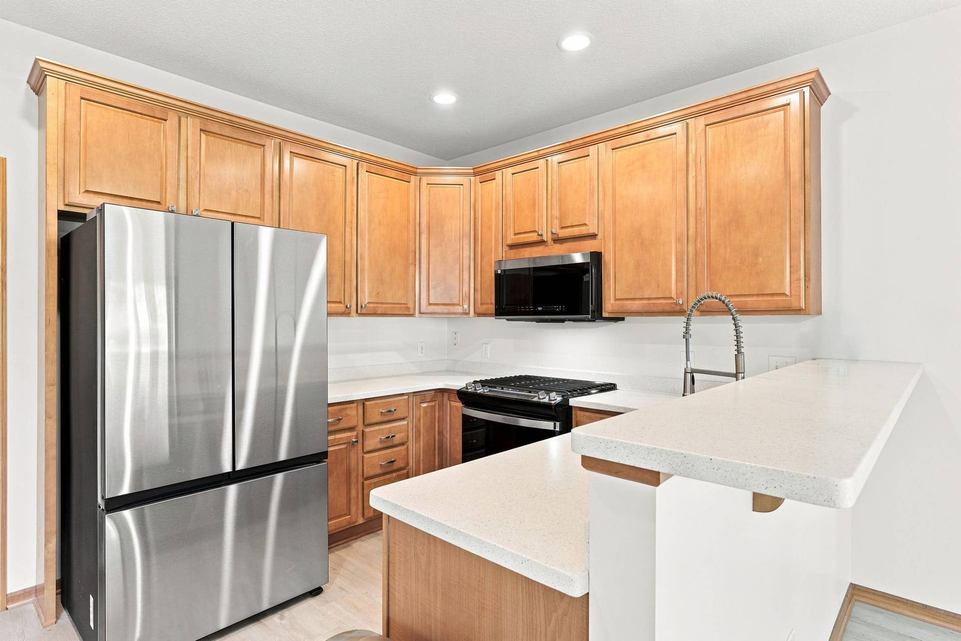 7143 Arthur Drive, Woodbury, MN 55125 Beautiful maple kitchen with stainless appliances updated in 2024.