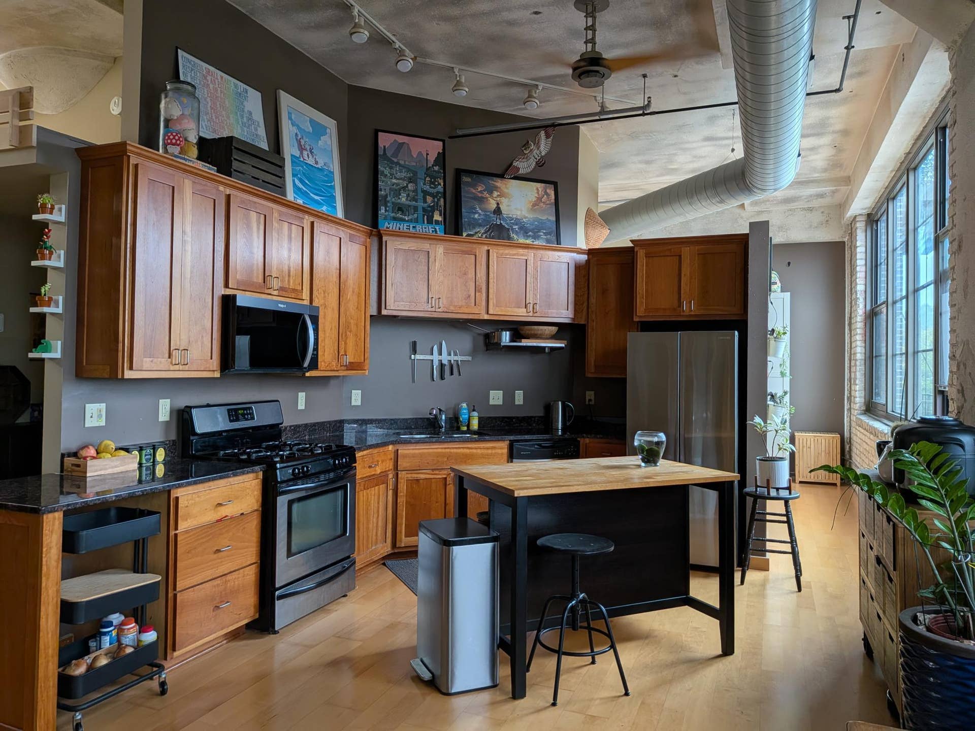 1901 E Hennepin Avenue, #303, 53, Minneapolis, MN 55413 New Picture with the Microwave inplace
