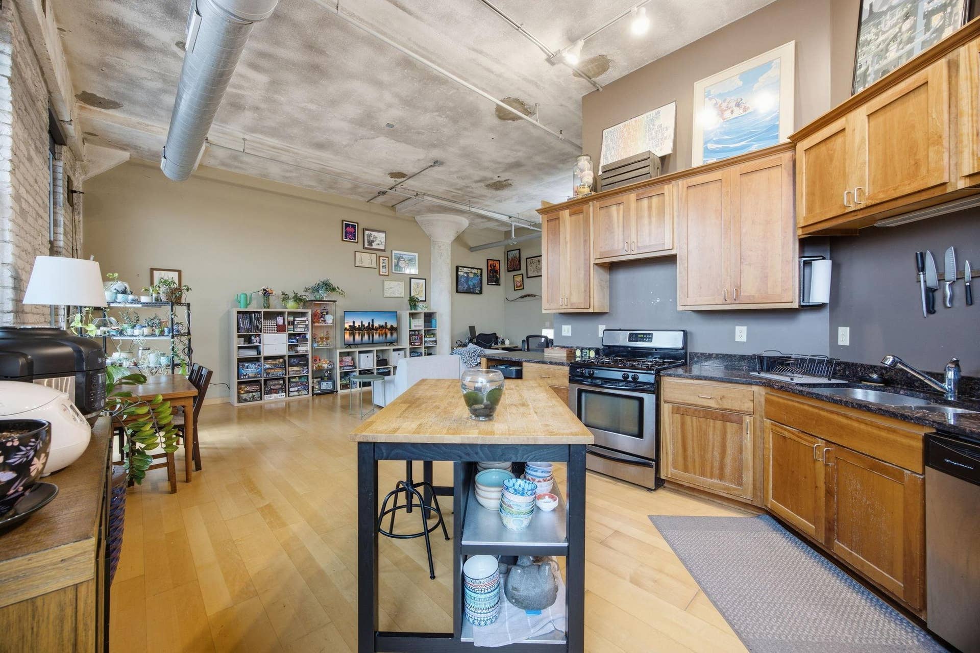 1901 E Hennepin Avenue, #303, 53, Minneapolis, MN 55413 Plenty of counter space and Cabinets