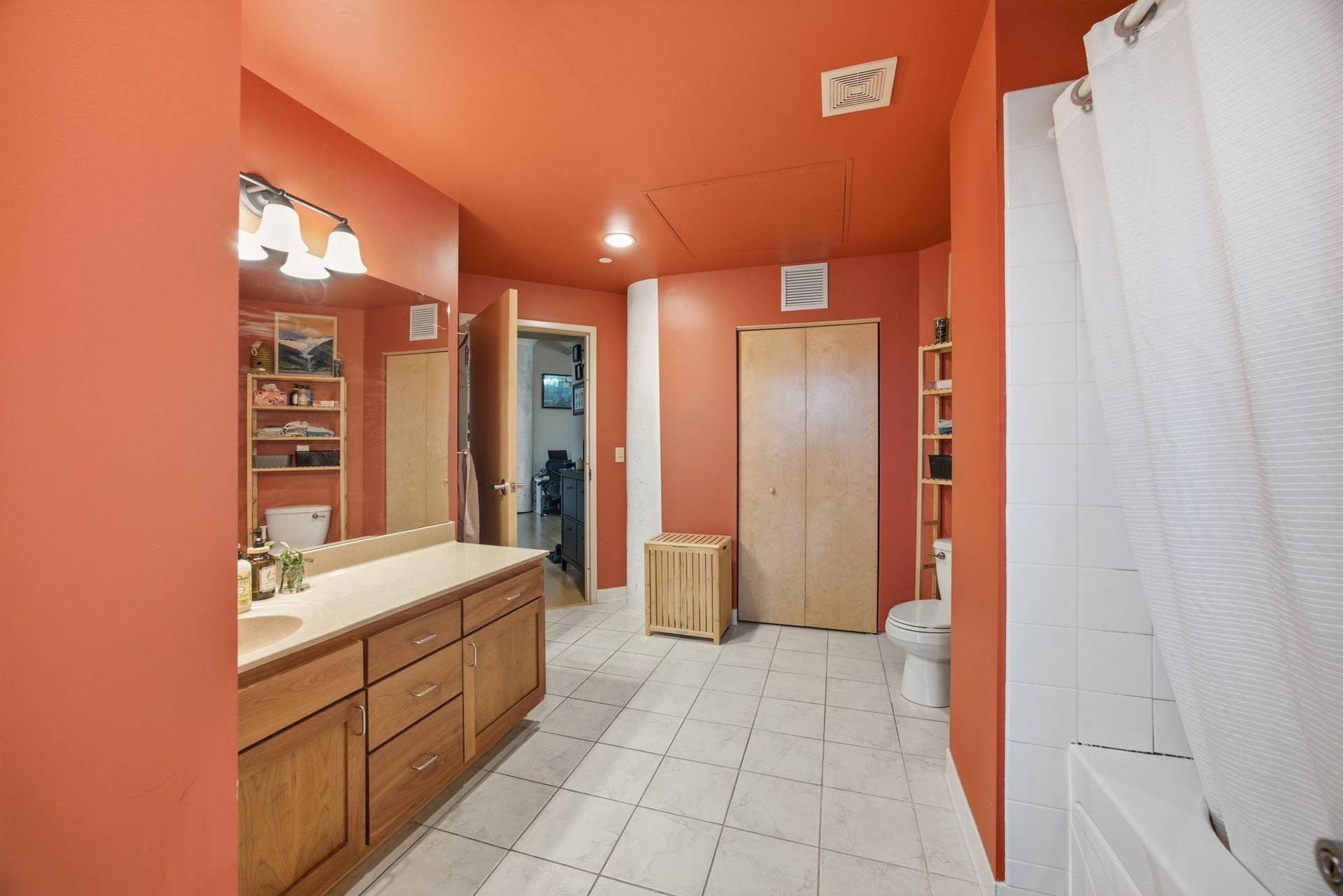 1901 E Hennepin Avenue, #303, 53, Minneapolis, MN 55413 Large bath and laundry