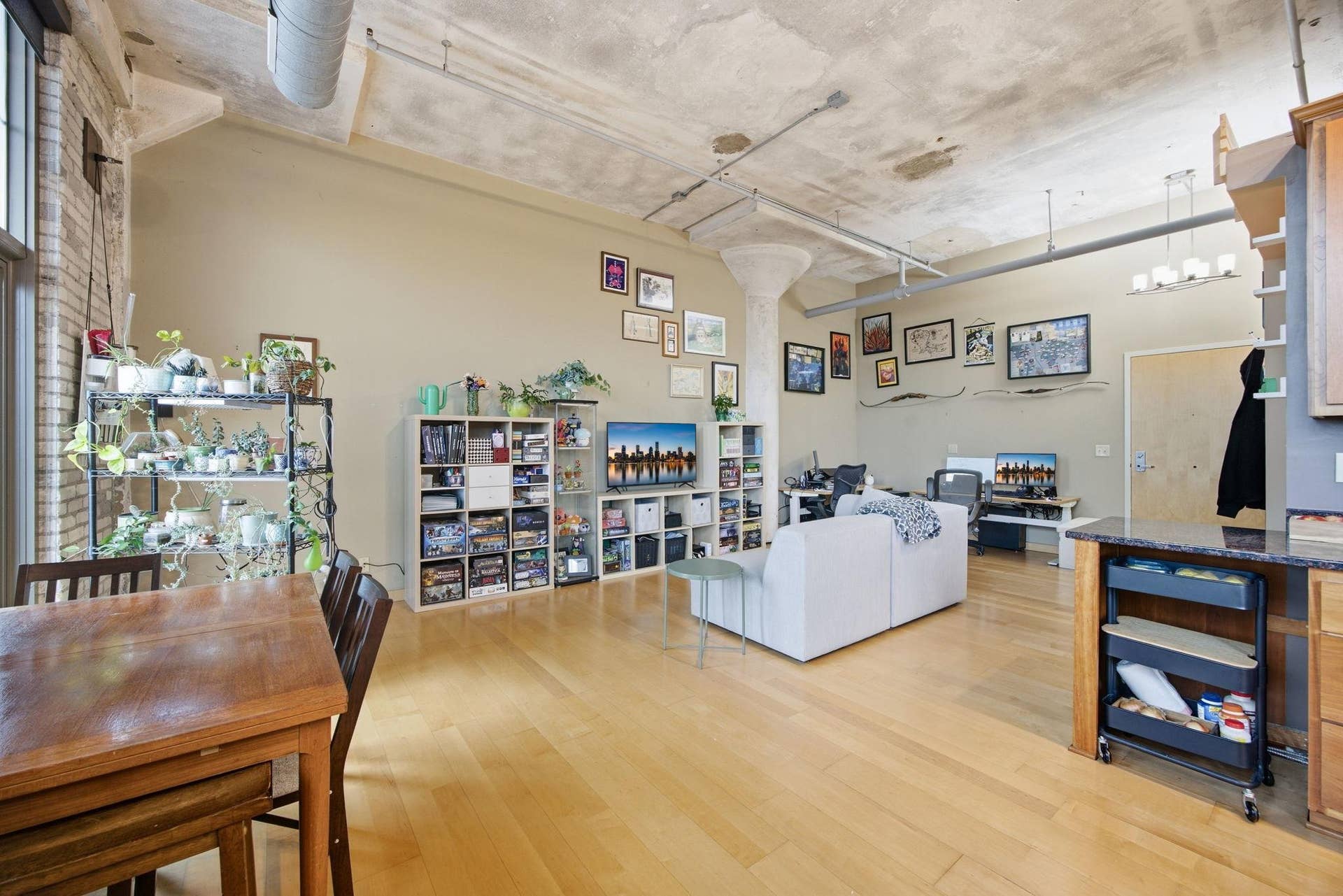1901 E Hennepin Avenue, #303, 53, Minneapolis, MN 55413 Hardwood floors and plenty of space