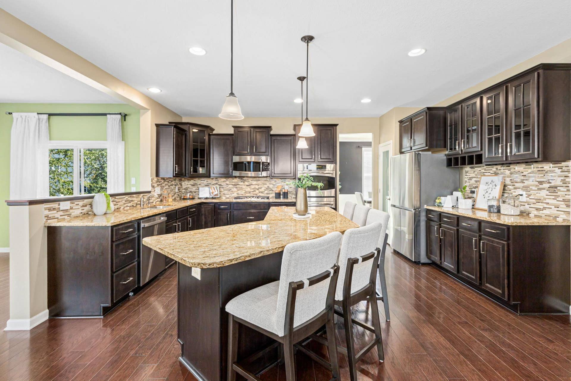 626 Eastgate Parkway, Mahtomedi, MN 55115 Easy to Entertain Here!
