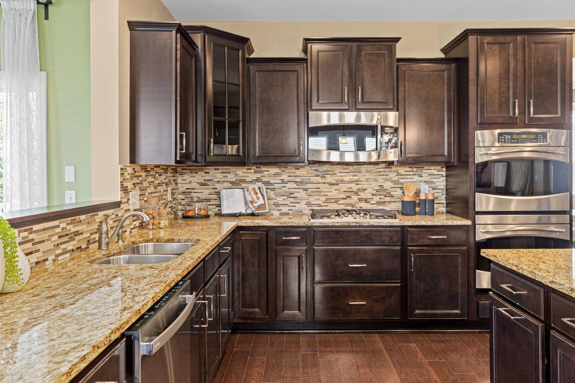 626 Eastgate Parkway, Mahtomedi, MN 55115 Tons of Room for Meal Prep and Cooking!