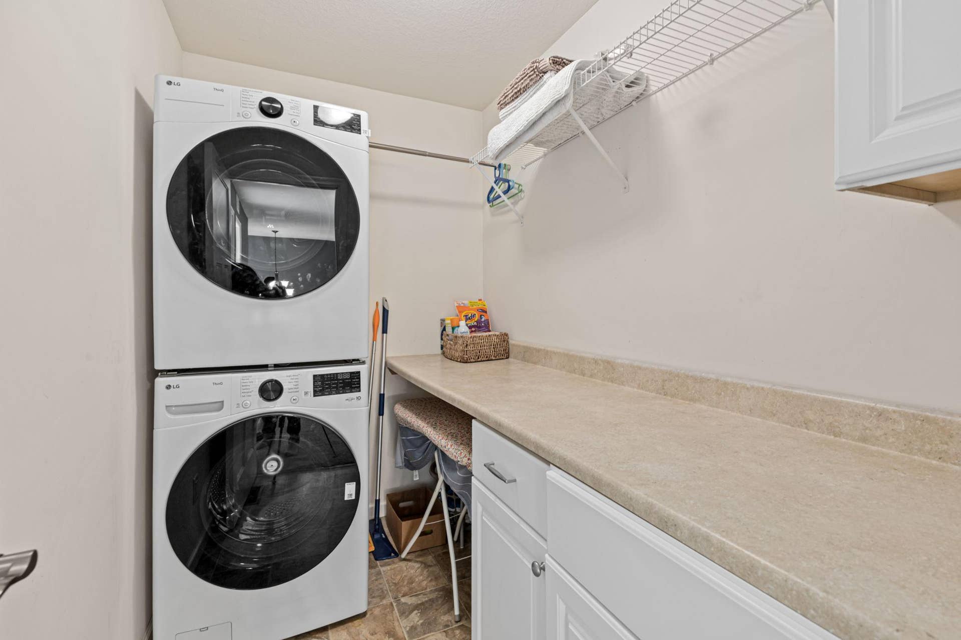 626 Eastgate Parkway, Mahtomedi, MN 55115 Upper Level Laundry