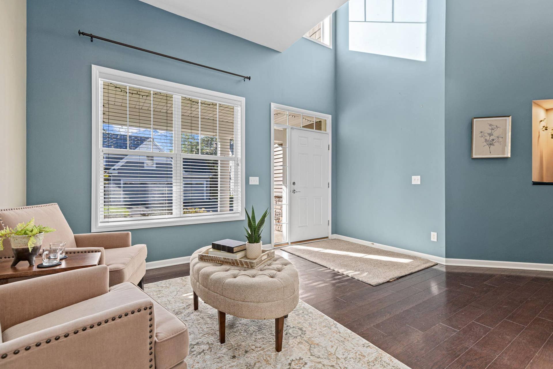 626 Eastgate Parkway, Mahtomedi, MN 55115 Sunlight and a two story foyer greet you!