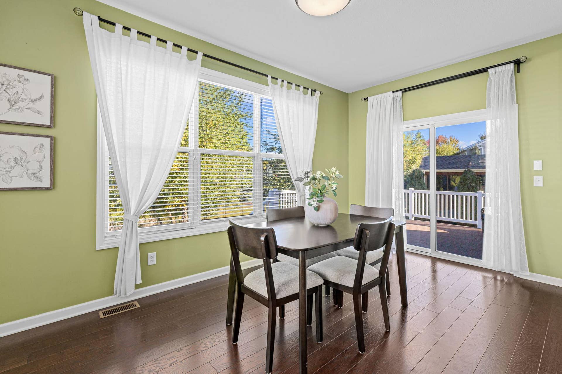 626 Eastgate Parkway, Mahtomedi, MN 55115 Enjoy Nature and Your Back Deck!