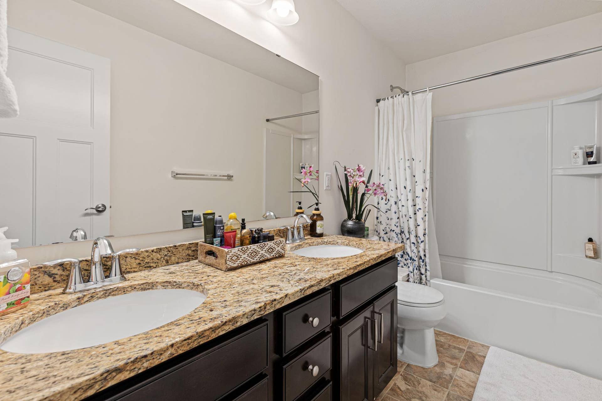 626 Eastgate Parkway, Mahtomedi, MN 55115 Upper Level Full Bath with Dual Vanity