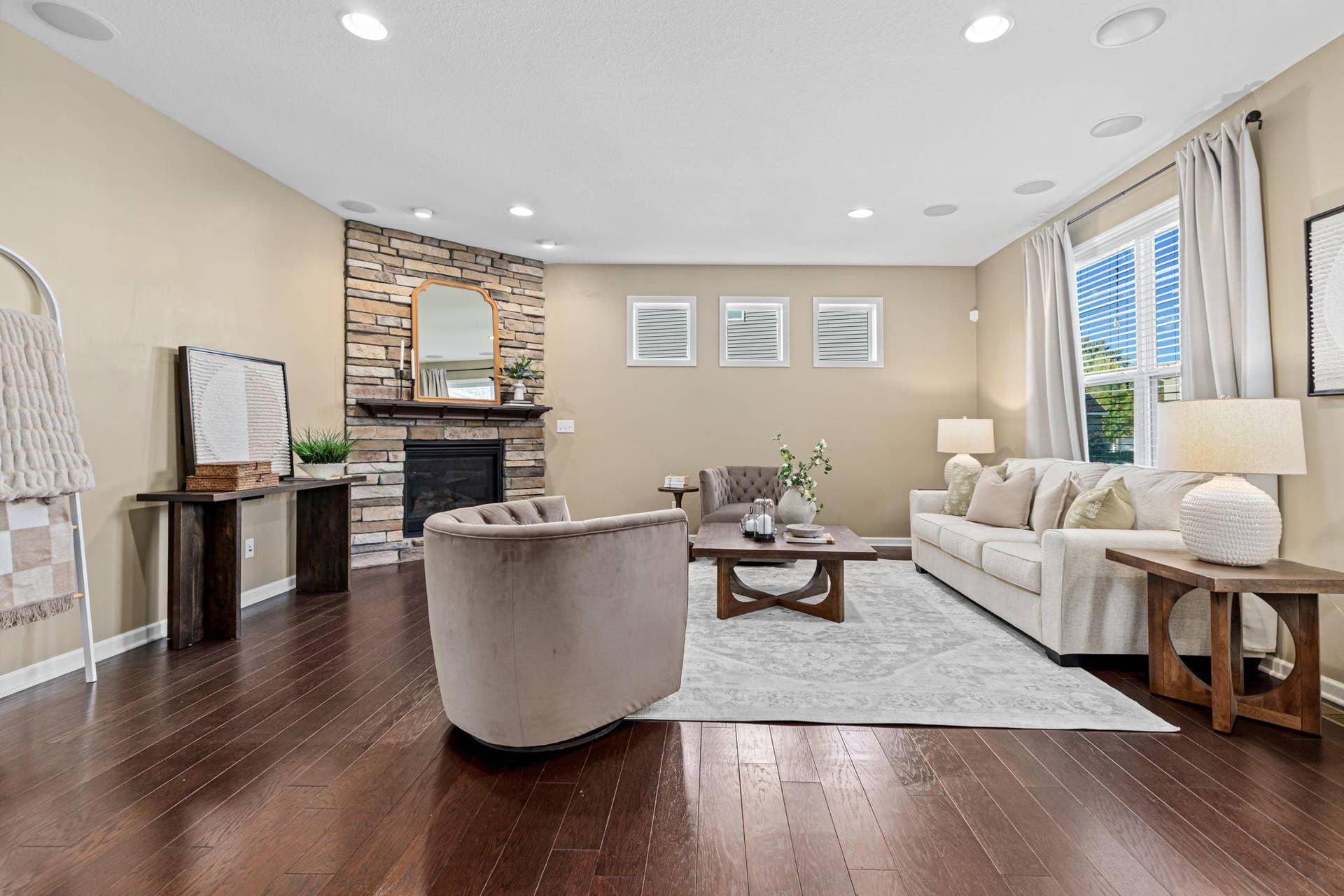 626 Eastgate Parkway, Mahtomedi, MN 55115 Ample Windows!